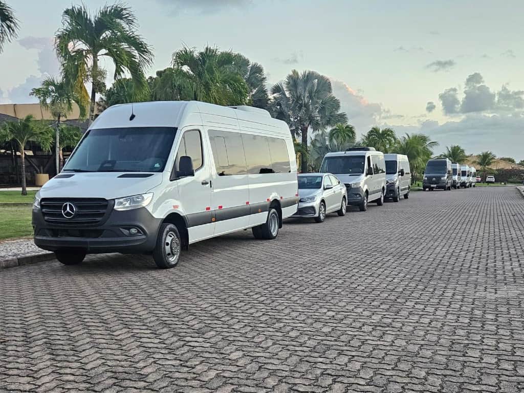 Frota de vans Mercedes-Benz alinhadas para transporte de eventos e convenções