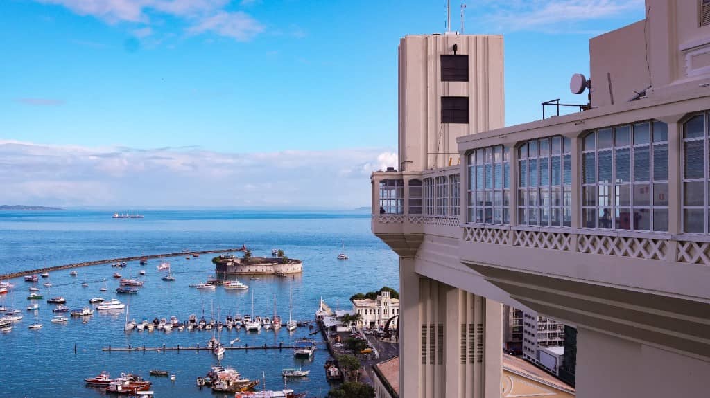 Vista da Baía de Todos os Santos e do Forte de São Marcelo a partir do Elevador Lacerda em Salvador