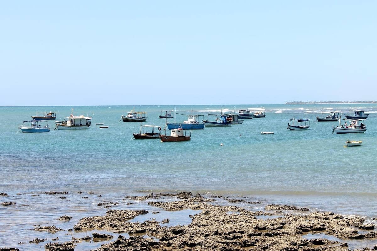 Praia de Itacimirim com águas cristalinas e areia branca