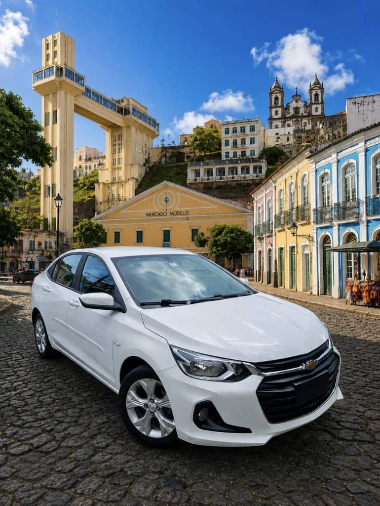 Sedan Chevrolet Onix Plus no Centro Histórico de Salvador, com o Elevador Lacerda e o Mercado Modelo ao fundo