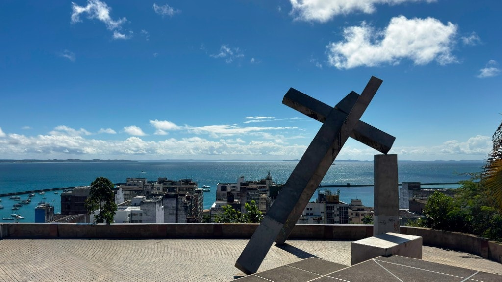 Monumento da Cruz Caída em Salvador, com a Baía de Todos os Santos ao fundo